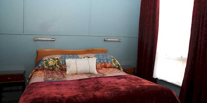queen bed 2.jpg